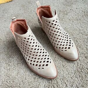 Jeffrey Campbell Taggart Open-Weave Leather Ankle Booties Beige Size 8